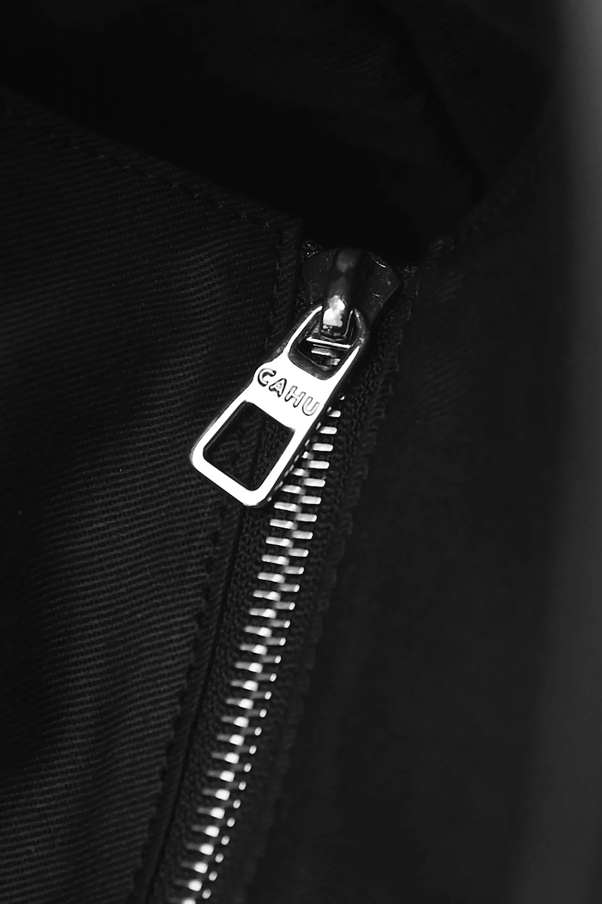 White/Black The Pratique Zippè Medium