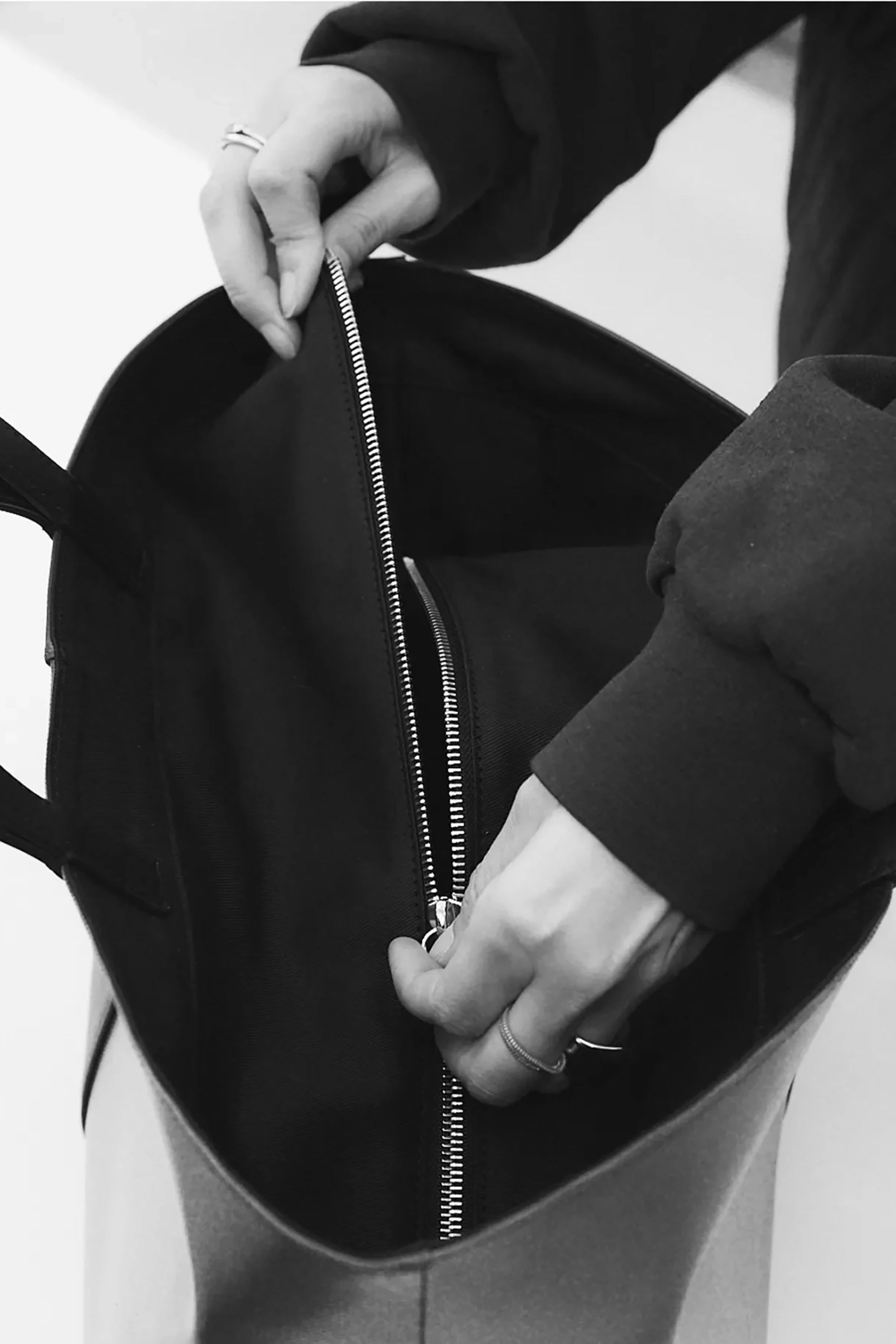 White/Black The Pratique Zippè Medium